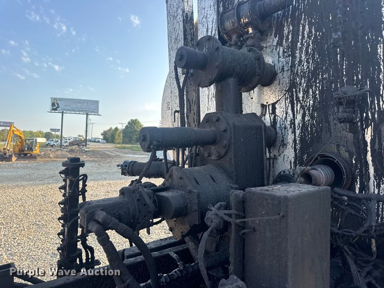 image for item DW6626 2004 Chevrolet C7500 oil distributor truck