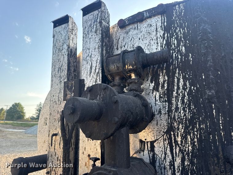 image for item DW6626 2004 Chevrolet C7500 oil distributor truck