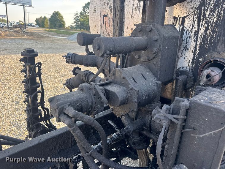 image for item DW6626 2004 Chevrolet C7500 oil distributor truck