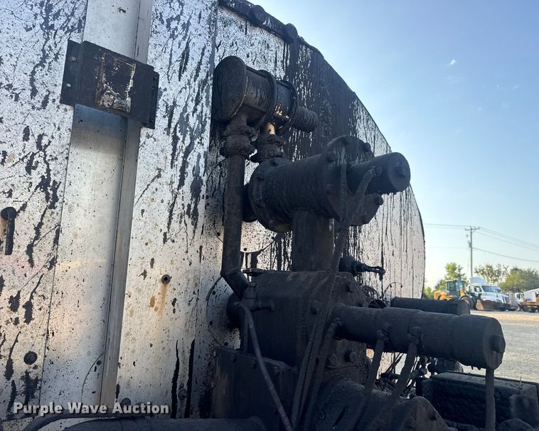 image for item DW6626 2004 Chevrolet C7500 oil distributor truck