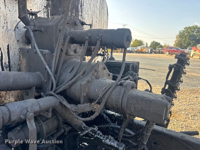 image for item DW6626 2004 Chevrolet C7500 oil distributor truck