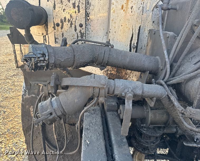 image for item DW6626 2004 Chevrolet C7500 oil distributor truck