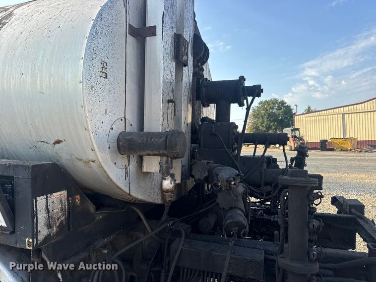 image for item DW6626 2004 Chevrolet C7500 oil distributor truck