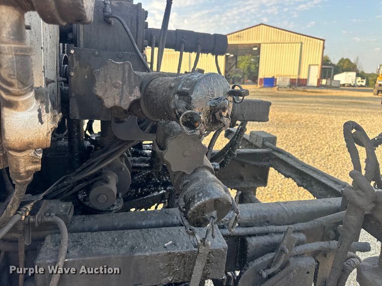 image for item DW6626 2004 Chevrolet C7500 oil distributor truck