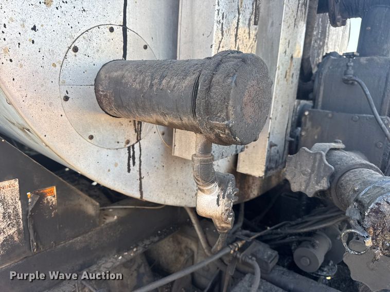 image for item DW6626 2004 Chevrolet C7500 oil distributor truck