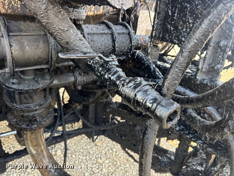 image for item DW6626 2004 Chevrolet C7500 oil distributor truck