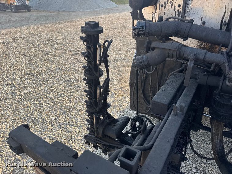 image for item DW6626 2004 Chevrolet C7500 oil distributor truck