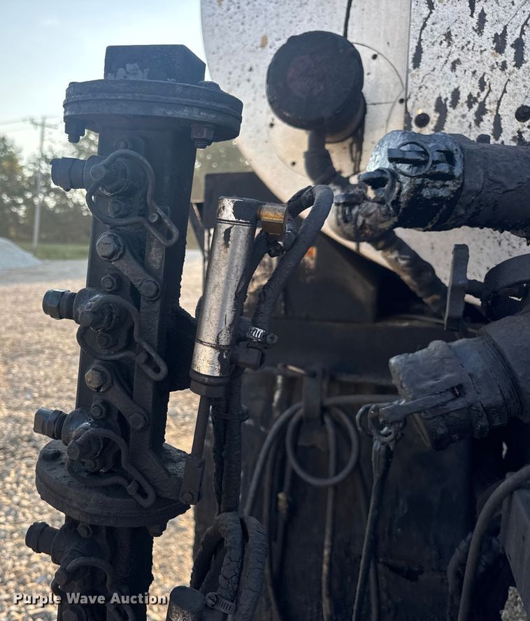 image for item DW6626 2004 Chevrolet C7500 oil distributor truck