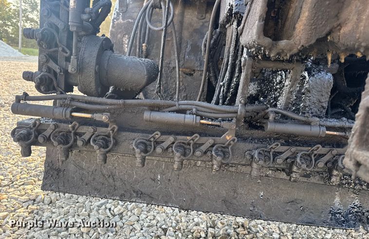 image for item DW6626 2004 Chevrolet C7500 oil distributor truck