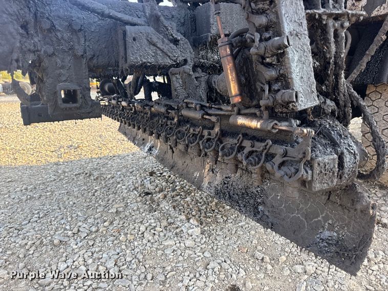 image for item DW6626 2004 Chevrolet C7500 oil distributor truck