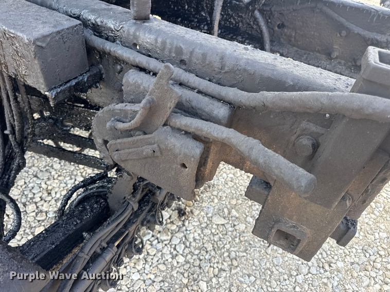 image for item DW6626 2004 Chevrolet C7500 oil distributor truck