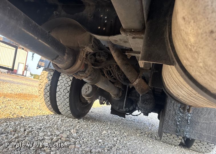 image for item DW6626 2004 Chevrolet C7500 oil distributor truck