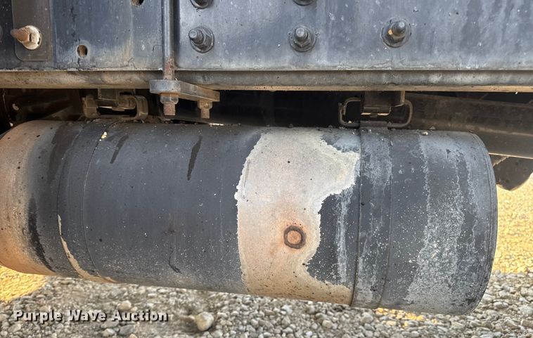 image for item DW6626 2004 Chevrolet C7500 oil distributor truck