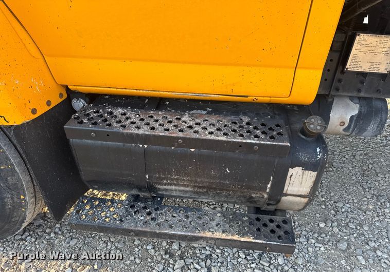 image for item DW6626 2004 Chevrolet C7500 oil distributor truck