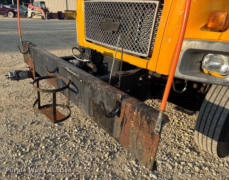 image for item DW6626 2004 Chevrolet C7500 oil distributor truck