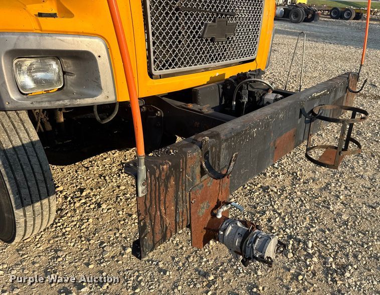 image for item DW6626 2004 Chevrolet C7500 oil distributor truck