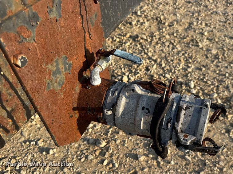 image for item DW6626 2004 Chevrolet C7500 oil distributor truck