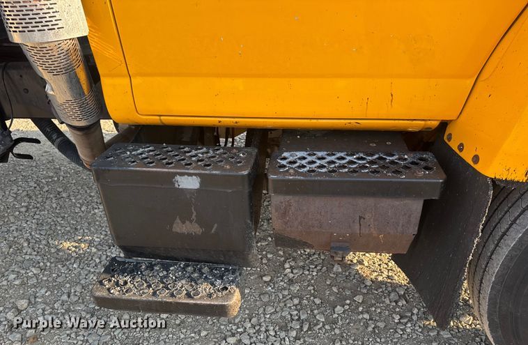 image for item DW6626 2004 Chevrolet C7500 oil distributor truck