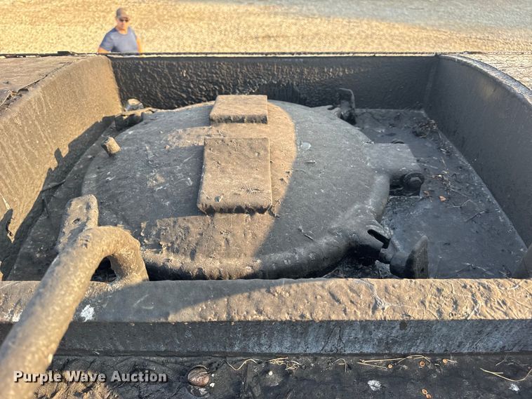 image for item DW6626 2004 Chevrolet C7500 oil distributor truck