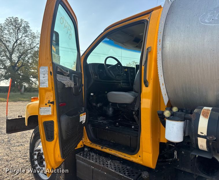 image for item DW6626 2004 Chevrolet C7500 oil distributor truck