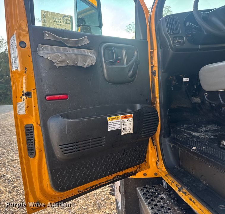 image for item DW6626 2004 Chevrolet C7500 oil distributor truck