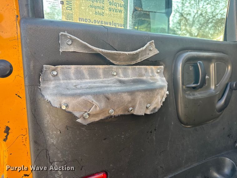 image for item DW6626 2004 Chevrolet C7500 oil distributor truck