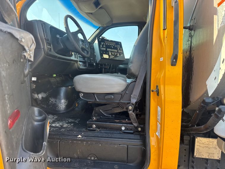 image for item DW6626 2004 Chevrolet C7500 oil distributor truck