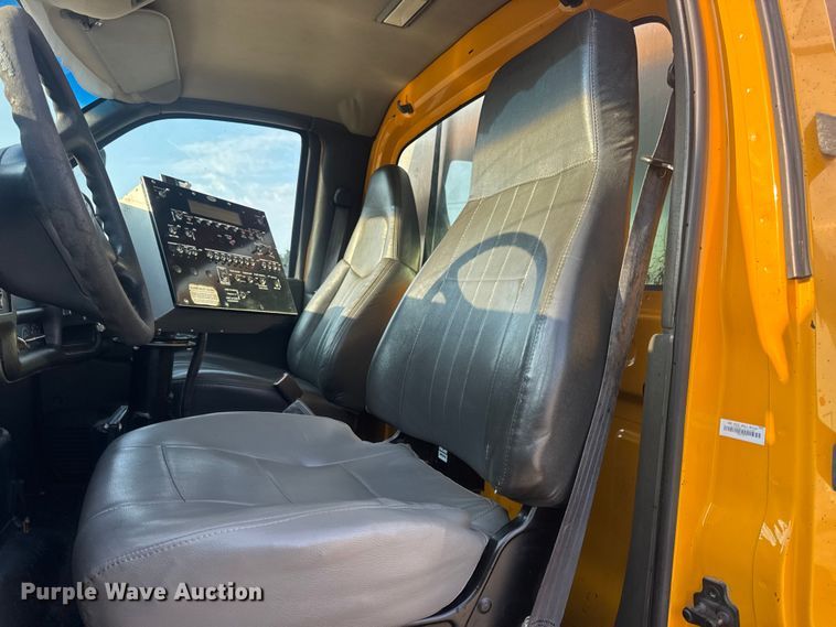 image for item DW6626 2004 Chevrolet C7500 oil distributor truck