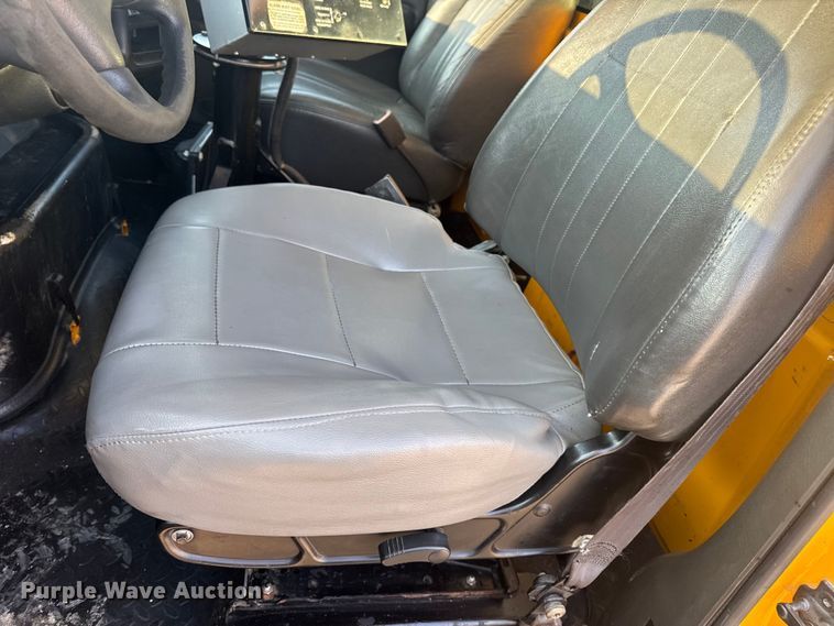 image for item DW6626 2004 Chevrolet C7500 oil distributor truck