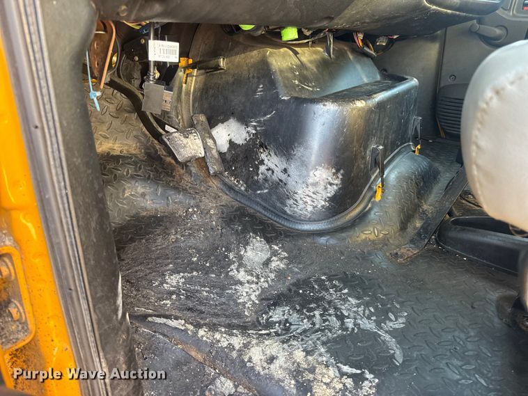 image for item DW6626 2004 Chevrolet C7500 oil distributor truck