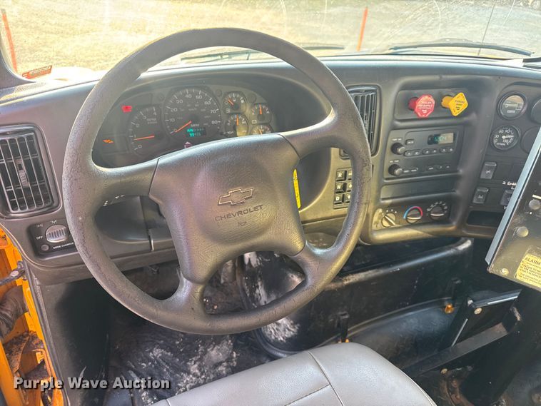 image for item DW6626 2004 Chevrolet C7500 oil distributor truck