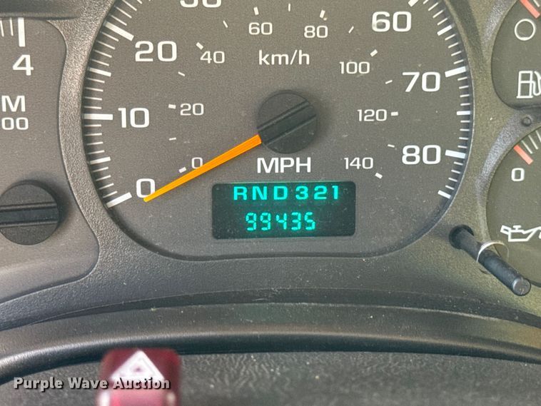 image for item DW6626 2004 Chevrolet C7500 oil distributor truck