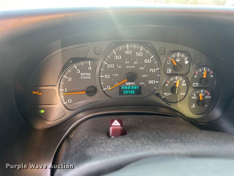 image for item DW6626 2004 Chevrolet C7500 oil distributor truck