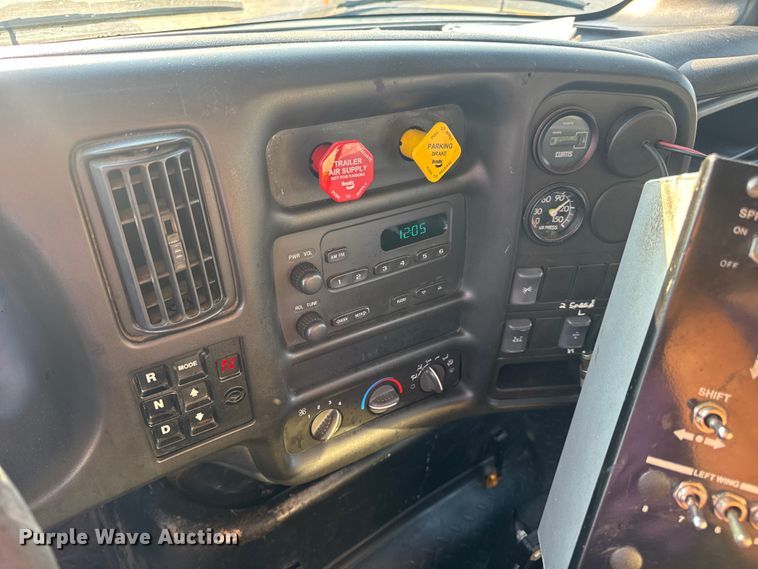 image for item DW6626 2004 Chevrolet C7500 oil distributor truck