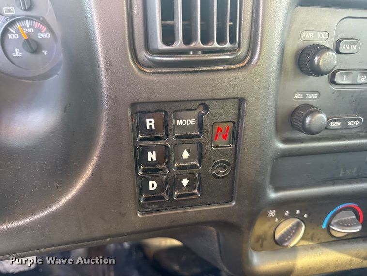 image for item DW6626 2004 Chevrolet C7500 oil distributor truck