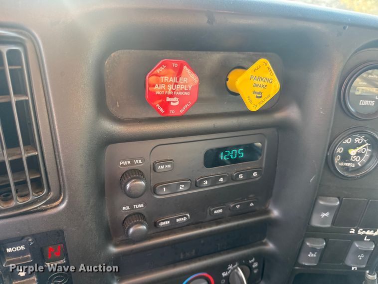 image for item DW6626 2004 Chevrolet C7500 oil distributor truck