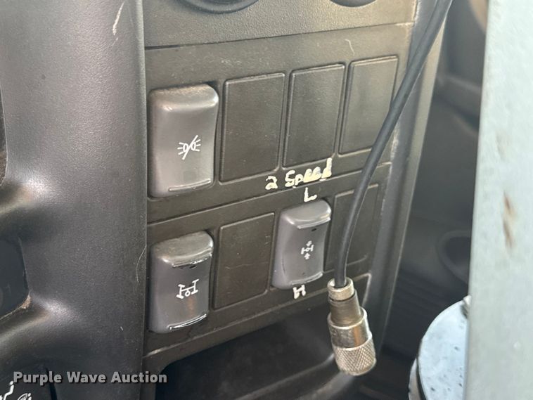 image for item DW6626 2004 Chevrolet C7500 oil distributor truck