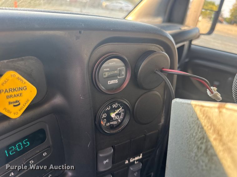 image for item DW6626 2004 Chevrolet C7500 oil distributor truck