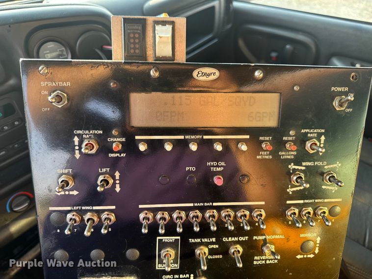 image for item DW6626 2004 Chevrolet C7500 oil distributor truck