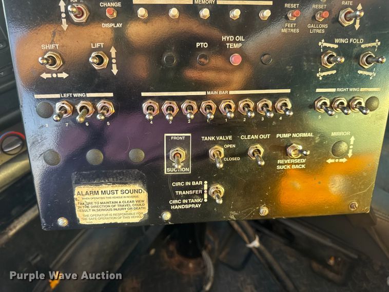 image for item DW6626 2004 Chevrolet C7500 oil distributor truck