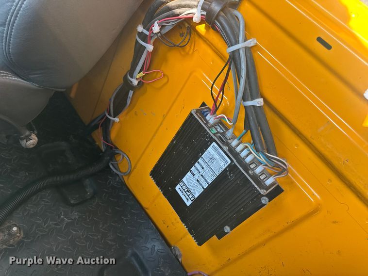 image for item DW6626 2004 Chevrolet C7500 oil distributor truck