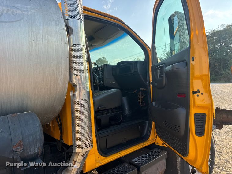 image for item DW6626 2004 Chevrolet C7500 oil distributor truck