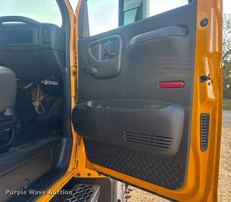 image for item DW6626 2004 Chevrolet C7500 oil distributor truck