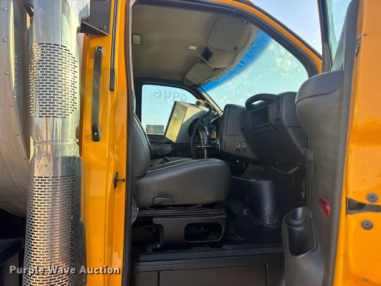 image for item DW6626 2004 Chevrolet C7500 oil distributor truck