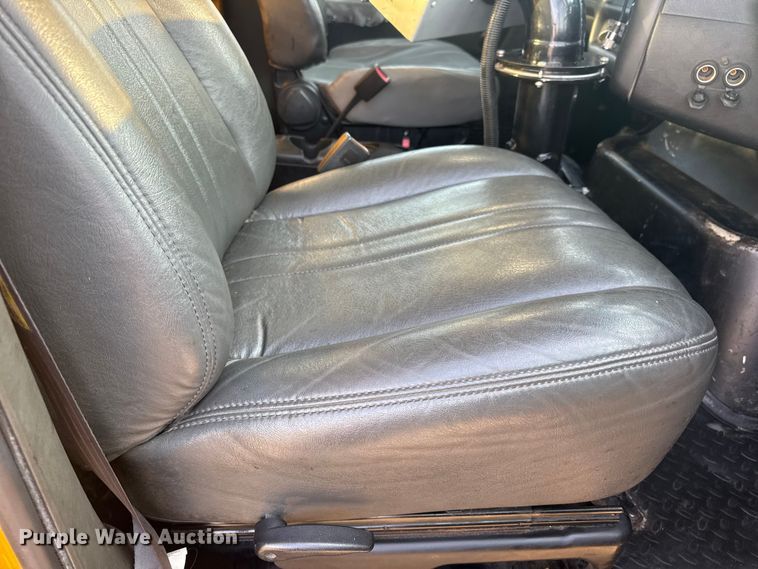 image for item DW6626 2004 Chevrolet C7500 oil distributor truck