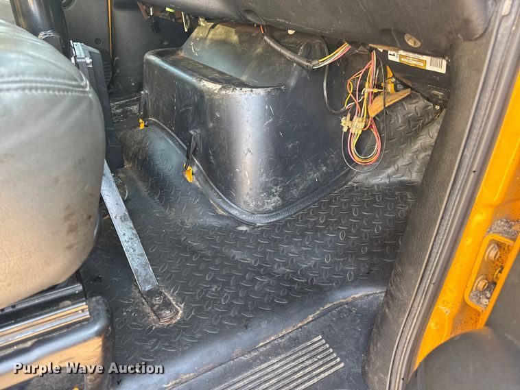 image for item DW6626 2004 Chevrolet C7500 oil distributor truck