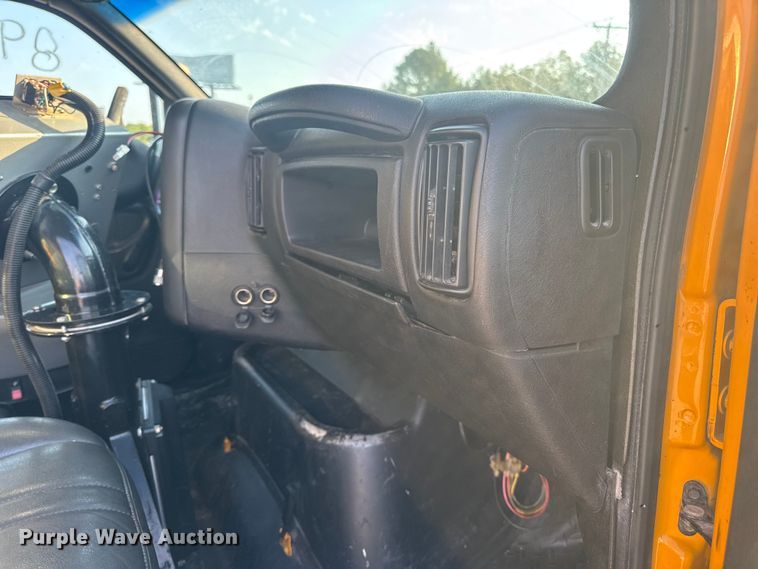 image for item DW6626 2004 Chevrolet C7500 oil distributor truck