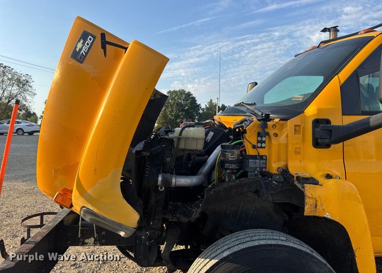 image for item DW6626 2004 Chevrolet C7500 oil distributor truck