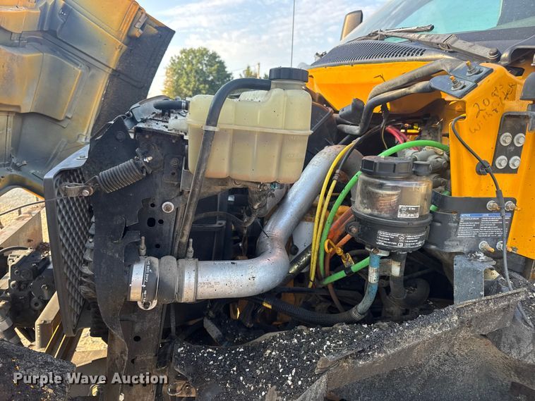 image for item DW6626 2004 Chevrolet C7500 oil distributor truck