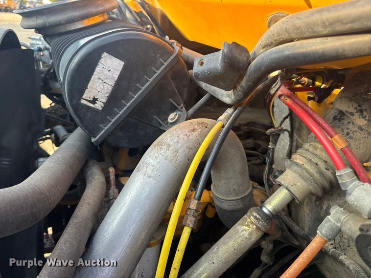 image for item DW6626 2004 Chevrolet C7500 oil distributor truck